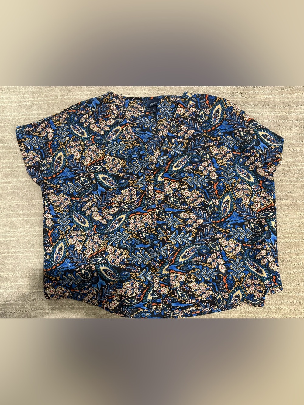 Blue Floral Paisley Short Sleeve Women’s Top New, women’s Daytrip v-neck small